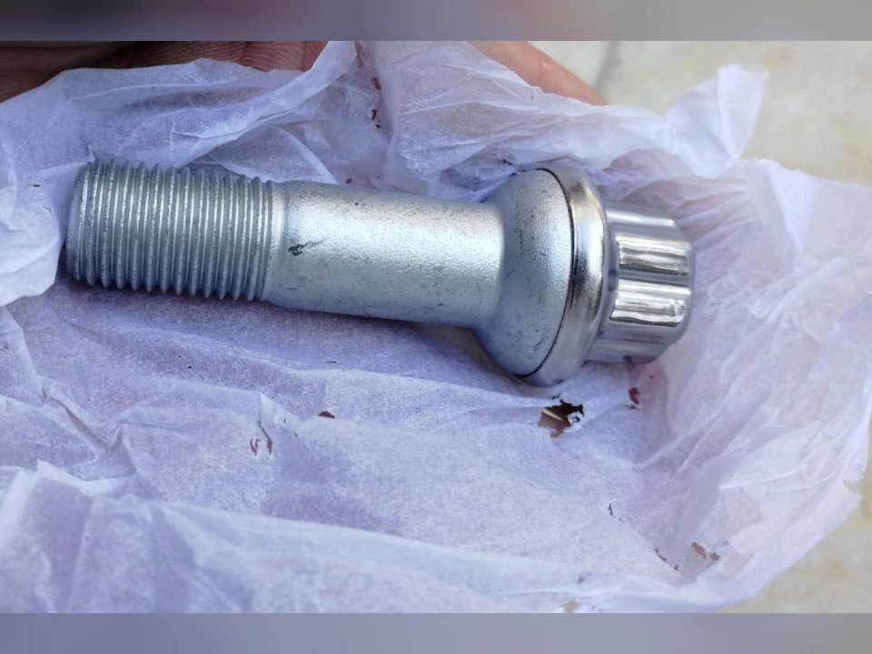 奔驰gl400车轮螺丝螺栓