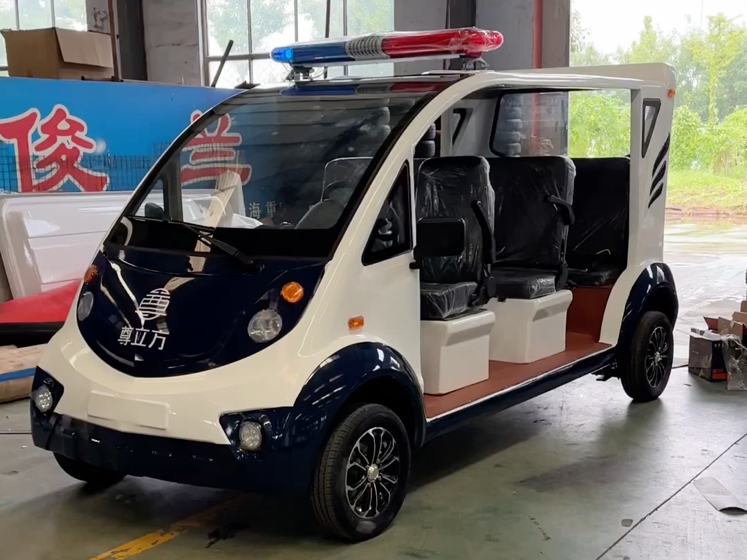 8座半封闭电动巡逻车