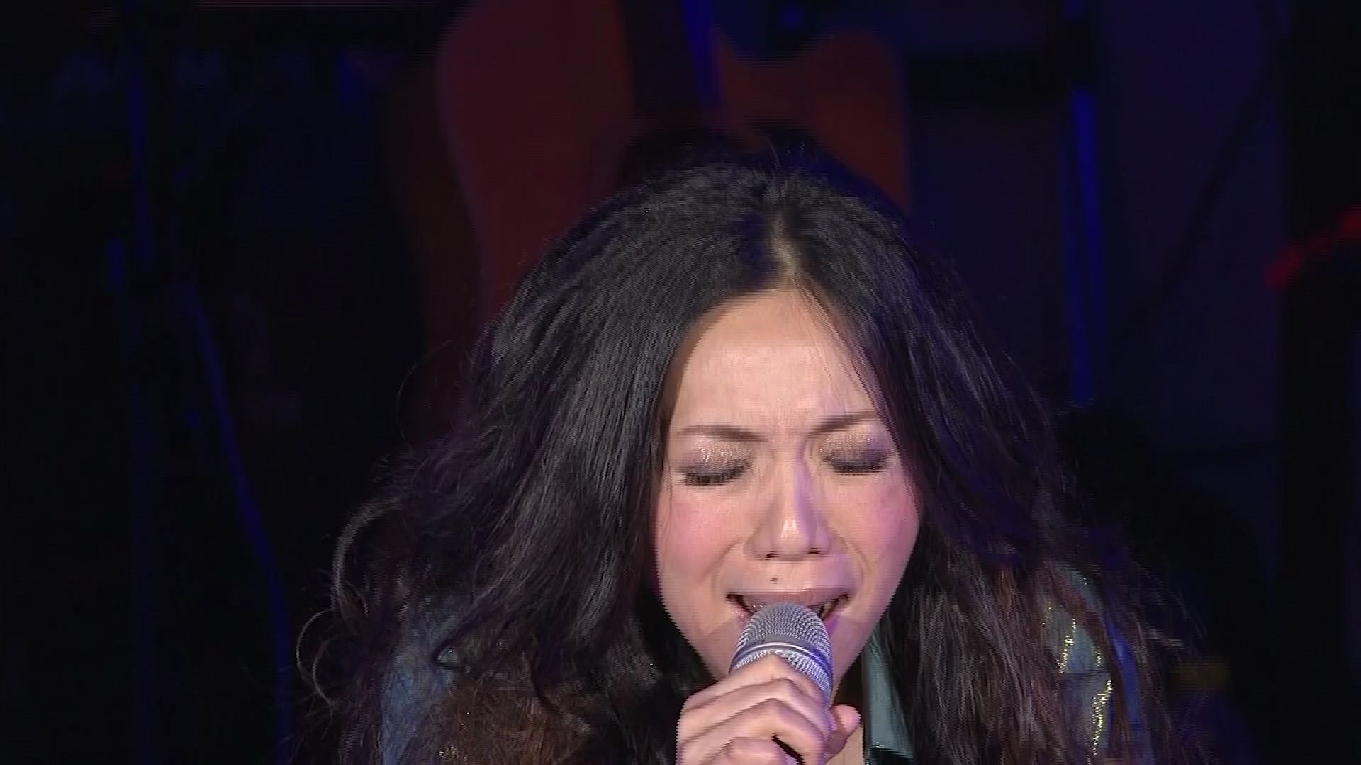 一首《我记得你眼里的依恋》,不知被万芳唱出了多少痴情男女的心声