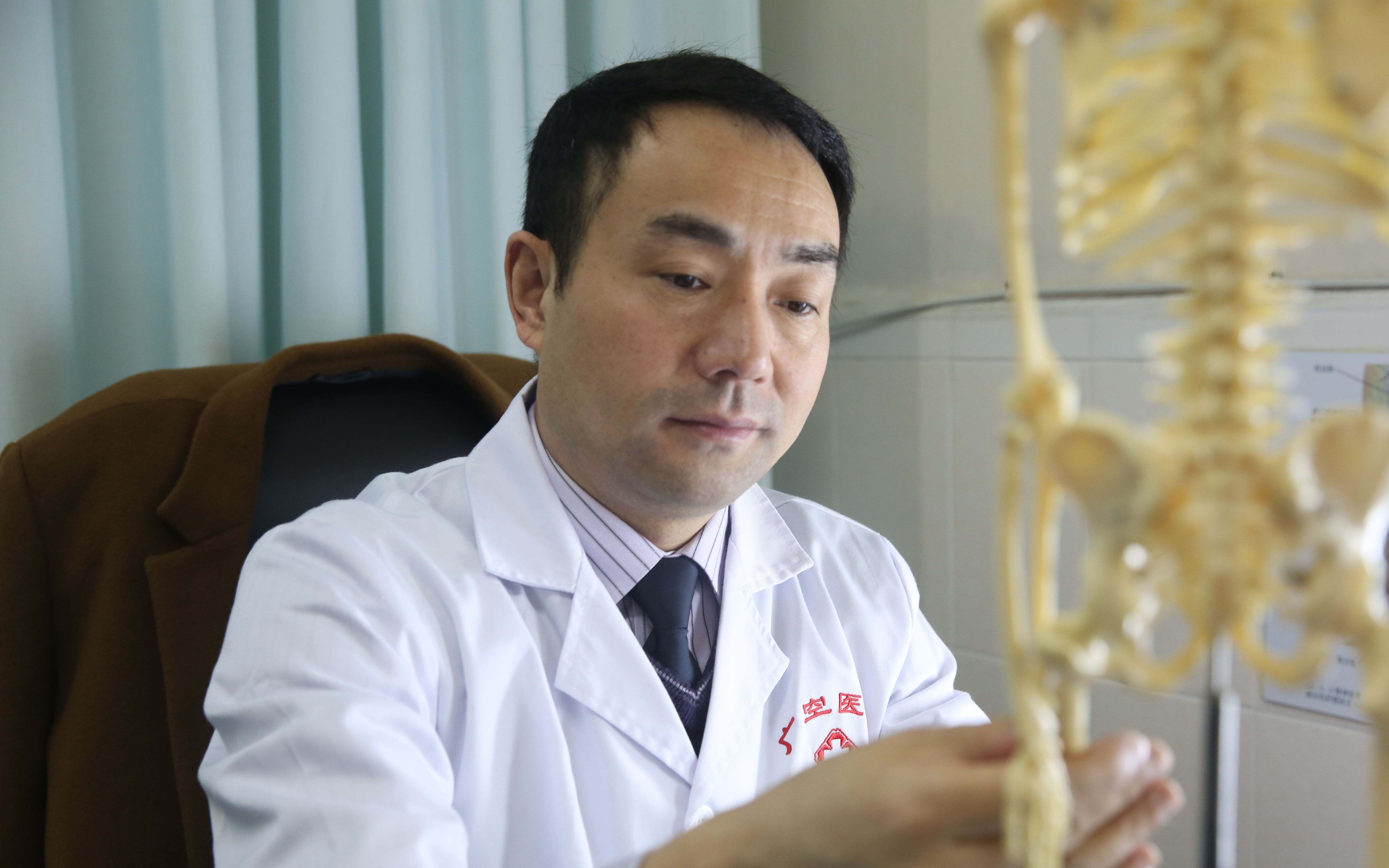 杜鹏简介 杜鹏主任讲类风湿关节炎的发病原因