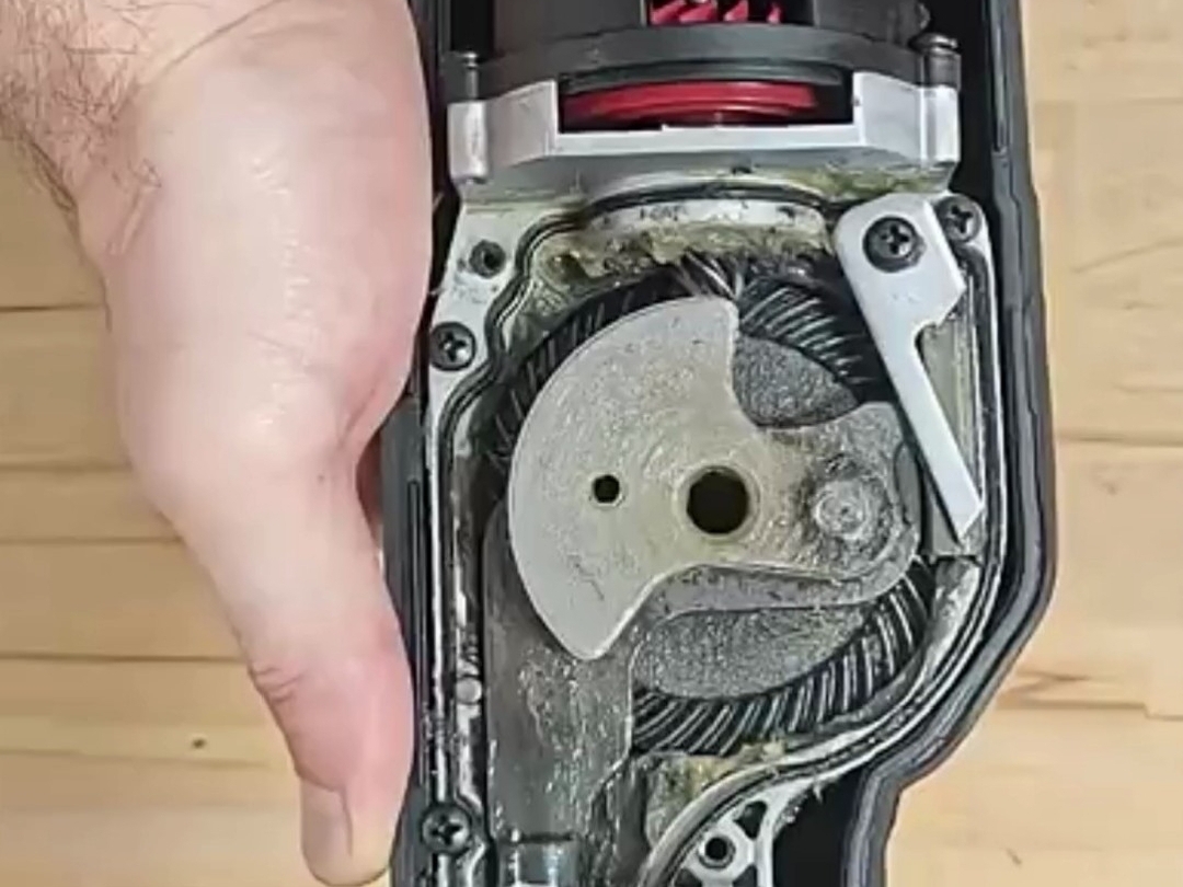 一种手持电锯传动结构