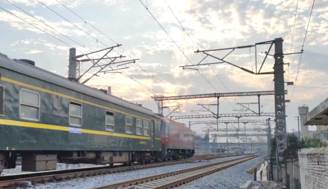 [胶济线拍车]夕阳下的t396进入潍坊站,清晰轮轨声