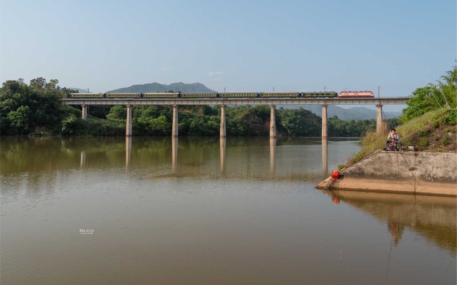 (赣韶铁路) ss9g-0153牵引k6536次列车通过丹霞山区间