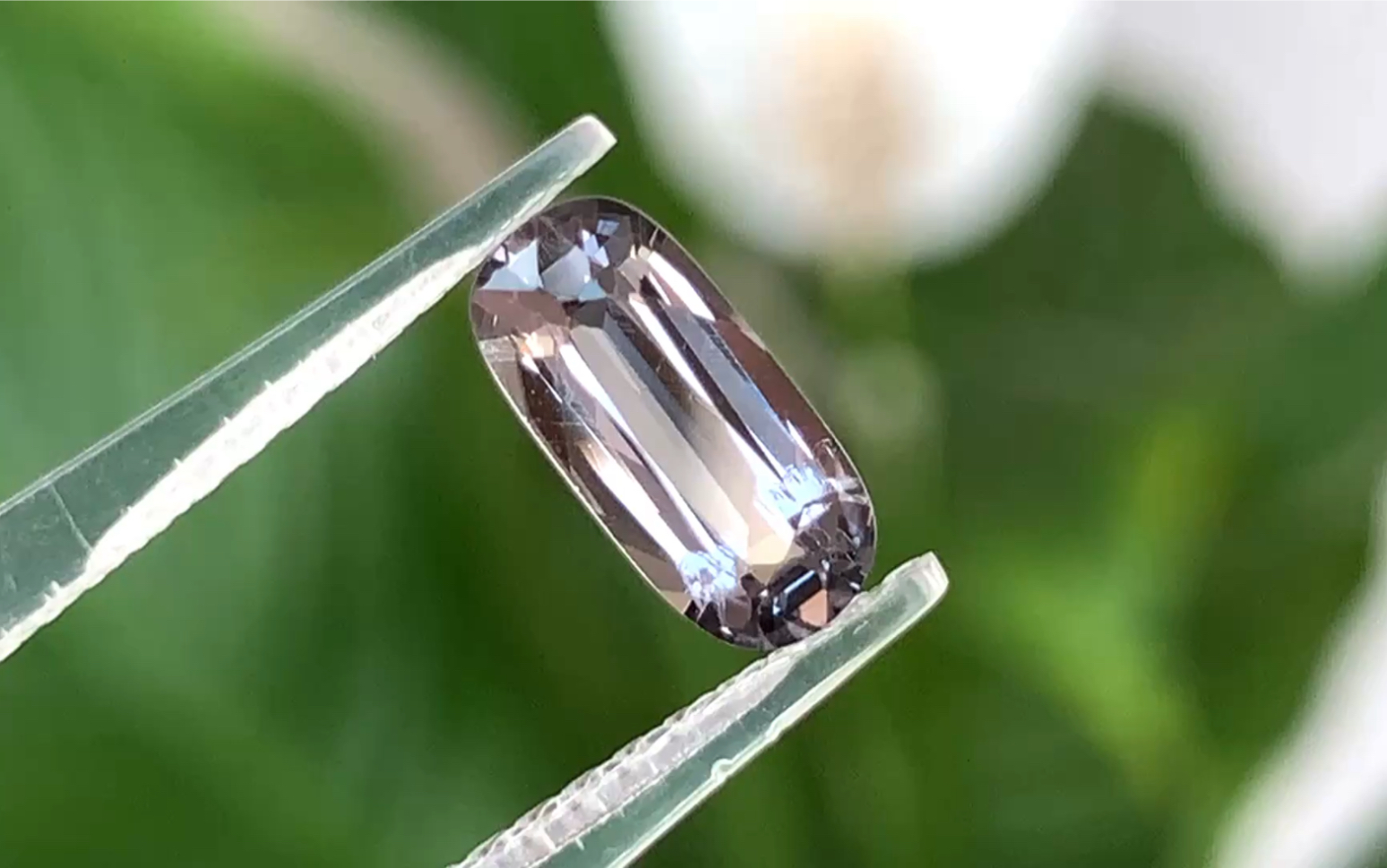 酷酷的金属灰尖晶石,顶级切工!绝美!