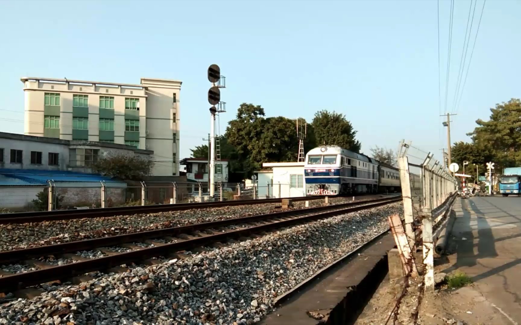 【广茂线】东风11牵引客列通过横滘道口,去往佛山站