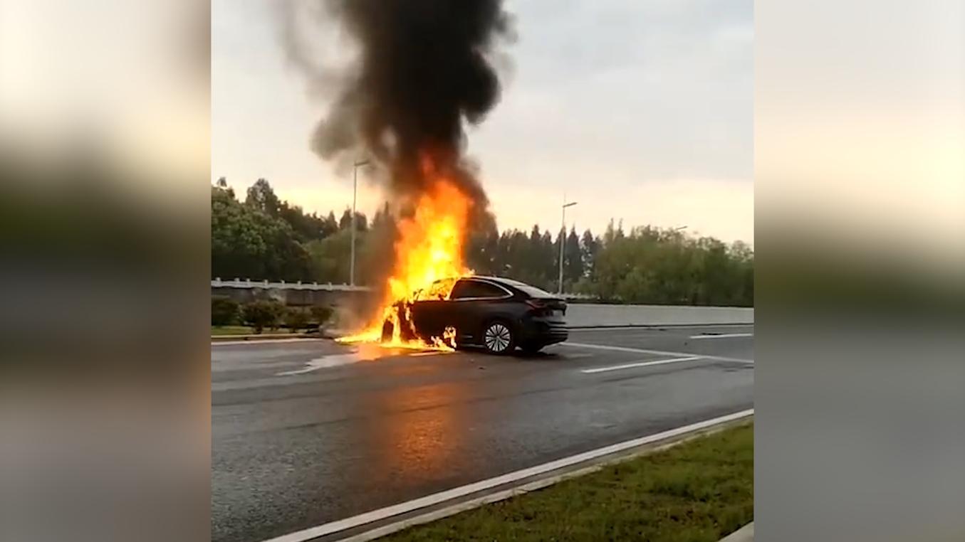 上海一汽车撞护栏后起火致车主遇难 现场火势凶猛 车前侧只剩钢架哔哩哔哩bilibili