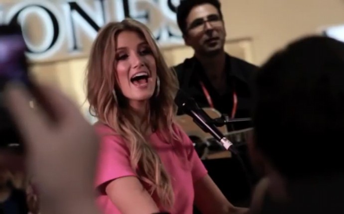 [图]Sitting On Top Of The World (Live at Westfield Kotara 2012/4/17) - Delta Goodrem