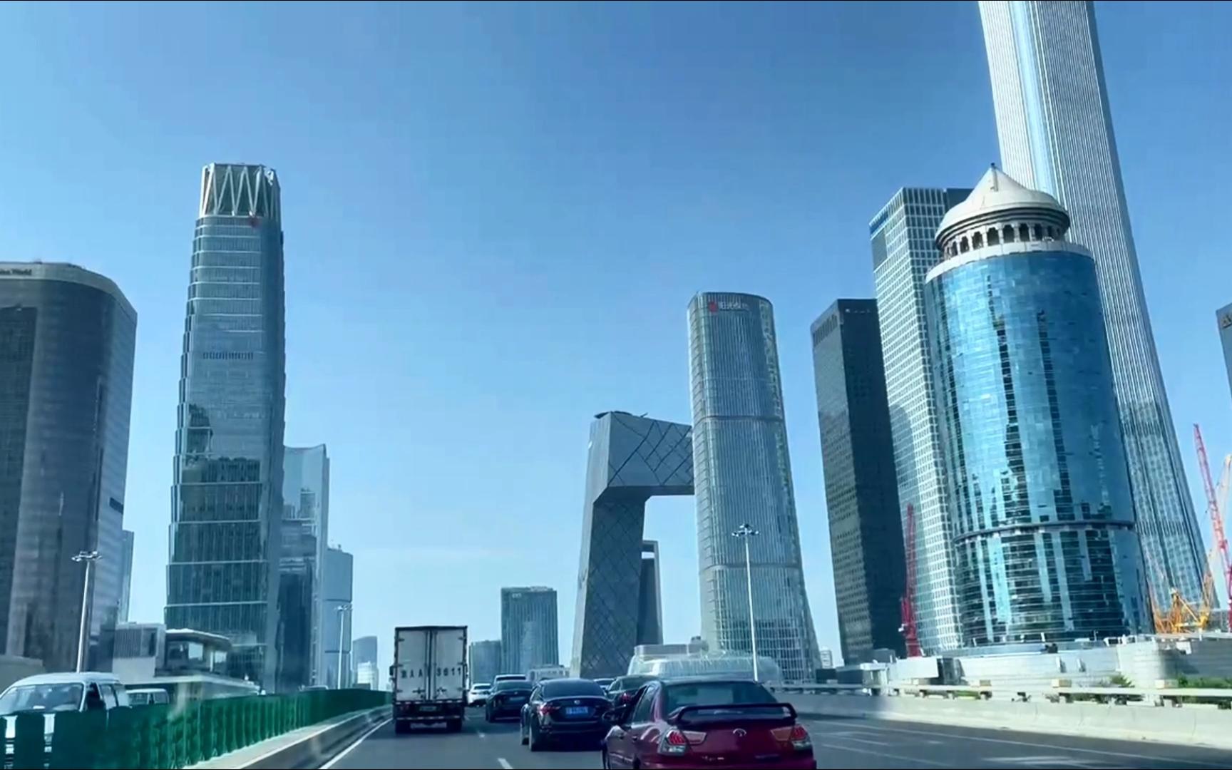 看看星期一下午4点钟的北京东三环,大裤衩欢迎你,一如既往的堵