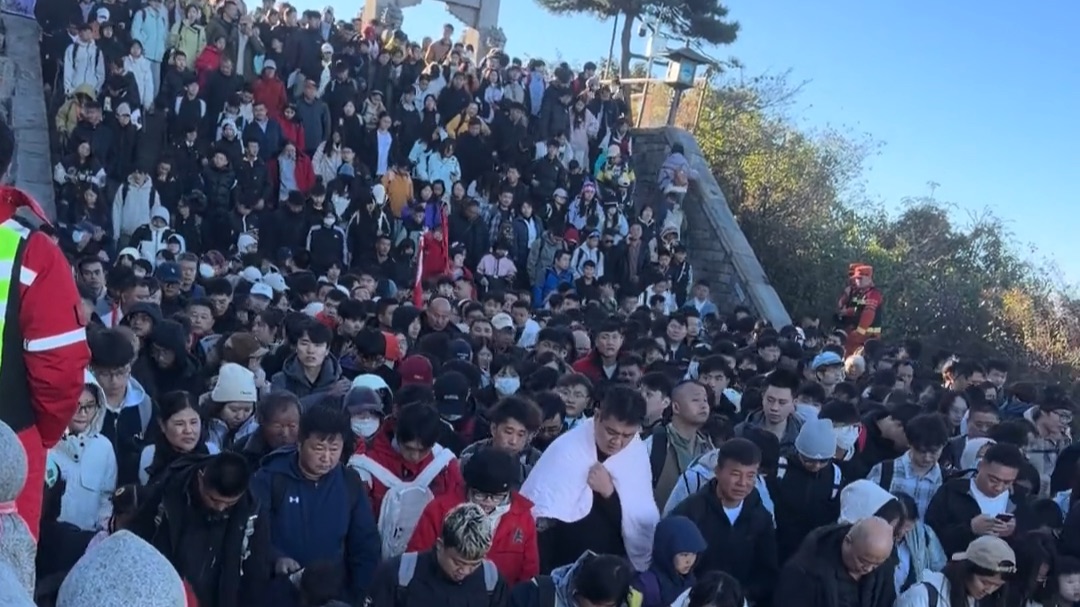 济南变“挤”南，成都变成“堵” ……假期第四天你在哪看“人头”