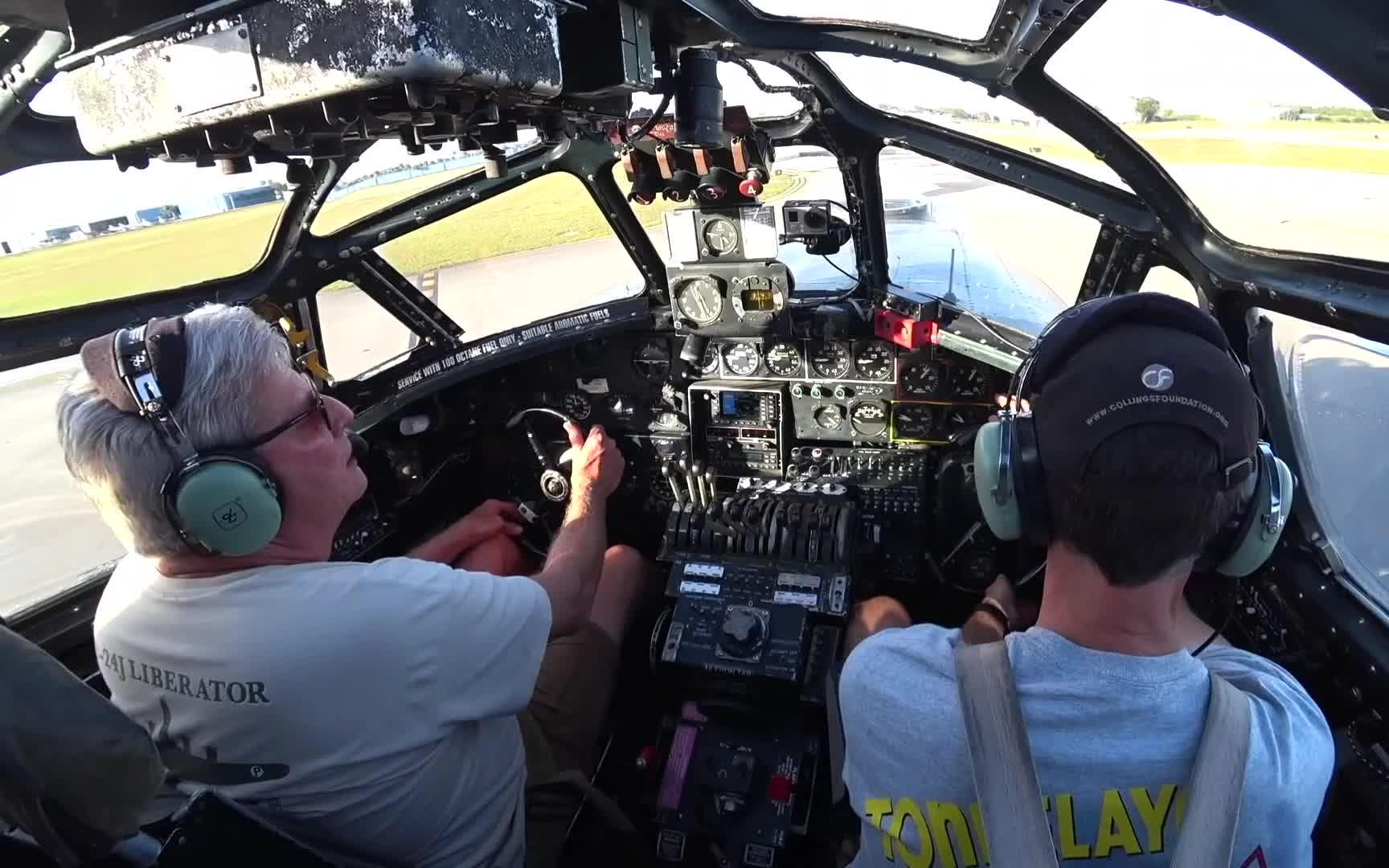 在飞行中通过b-24轰炸机爬行!