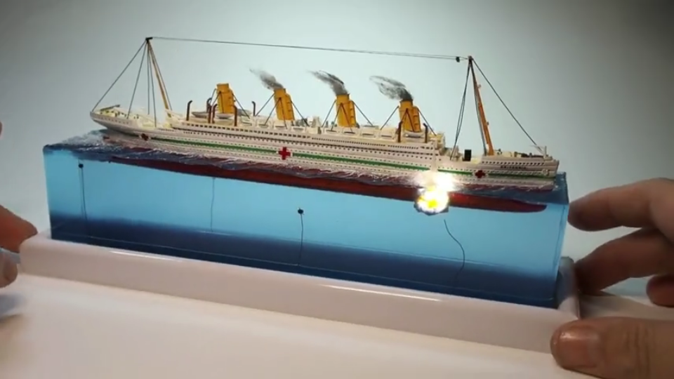 微缩模型--不列颠尼克号(泰坦尼克号的姐妹船)撞上水雷爆炸瞬间