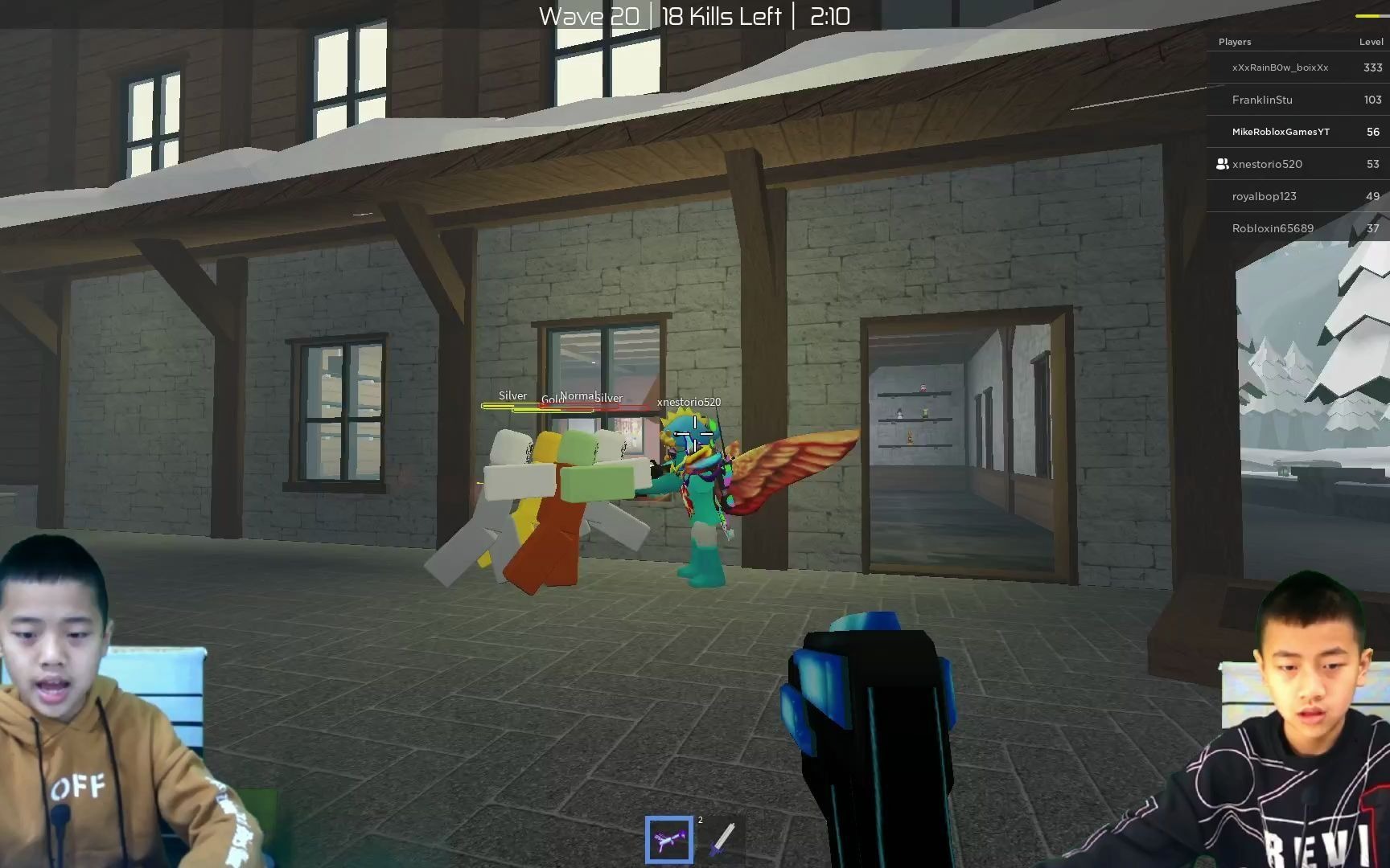 玩zombie rush,小宝说自己升级了很多,很厉害,拿到了新武器,大宝说,我