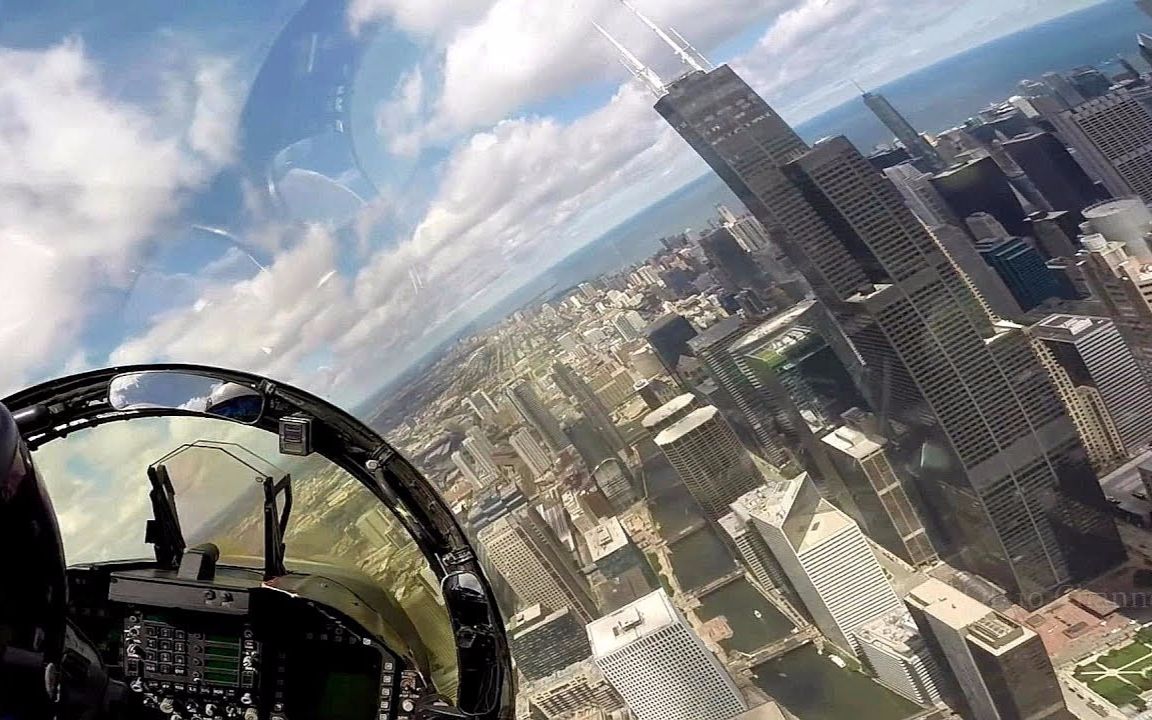 第一人稱駕駛艙視角看戰鬥機低空飛過城市山谷