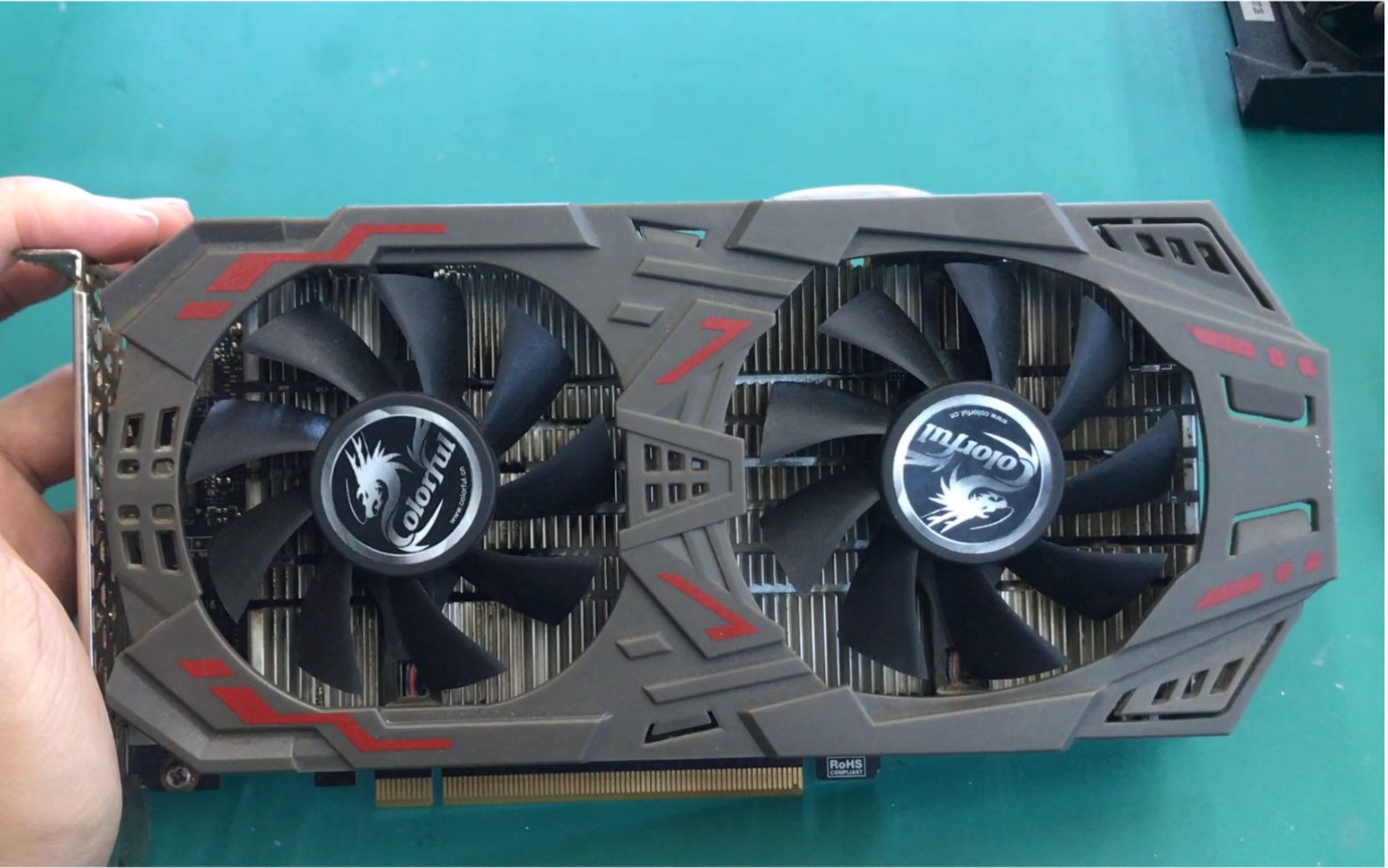 显卡维修七彩虹10603g开机黑屏风扇狂转赌的卡看看运气怎么样