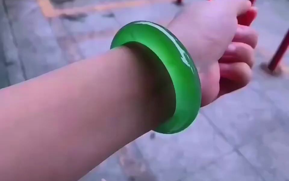 高冰玻璃种阳绿翡翠手镯53,5小圈,高端收藏级翡翠手镯