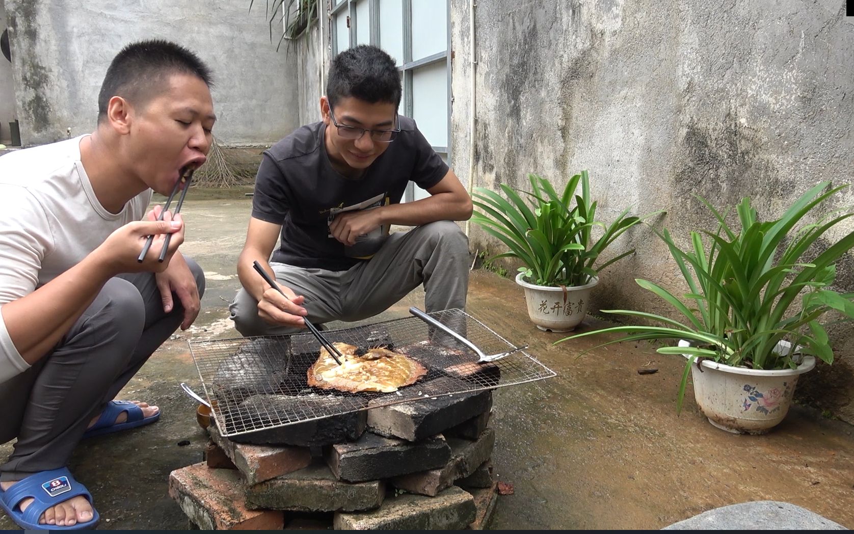 金洋兄弟:华农哥不在家,我们烤一条多宝鱼来吃,味道真鲜美哔哩哔哩bilibili