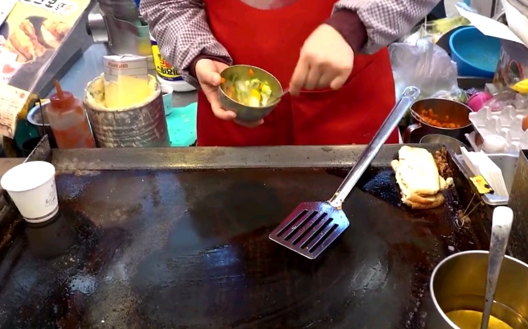 围观印度人的鸡蛋灌饼摊,做法超级讲究,难怪一天能卖几百张