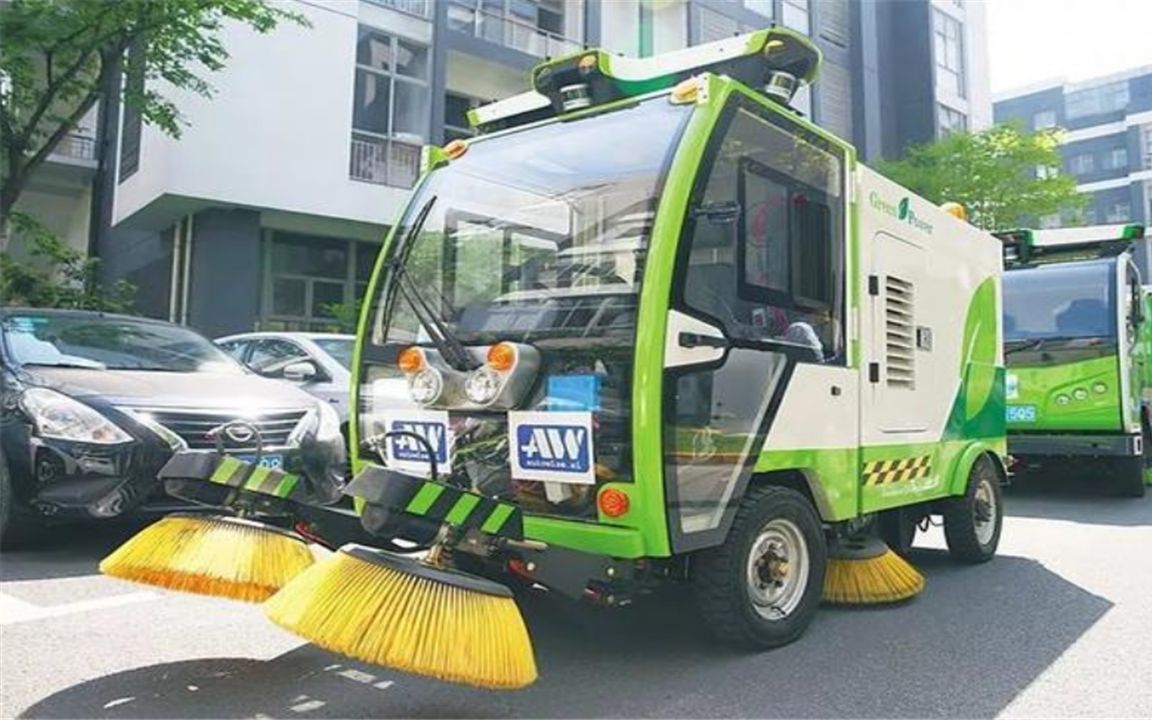 环卫工人要失业了?无人清洁车亮相上海,一辆清洁车顶10个工人