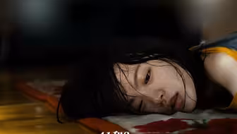 这个镜头让人痛到无法呼吸，41个男孩人生继续向前，无一人受到刑罚，3个女孩的命却永远留在了那个夏天！