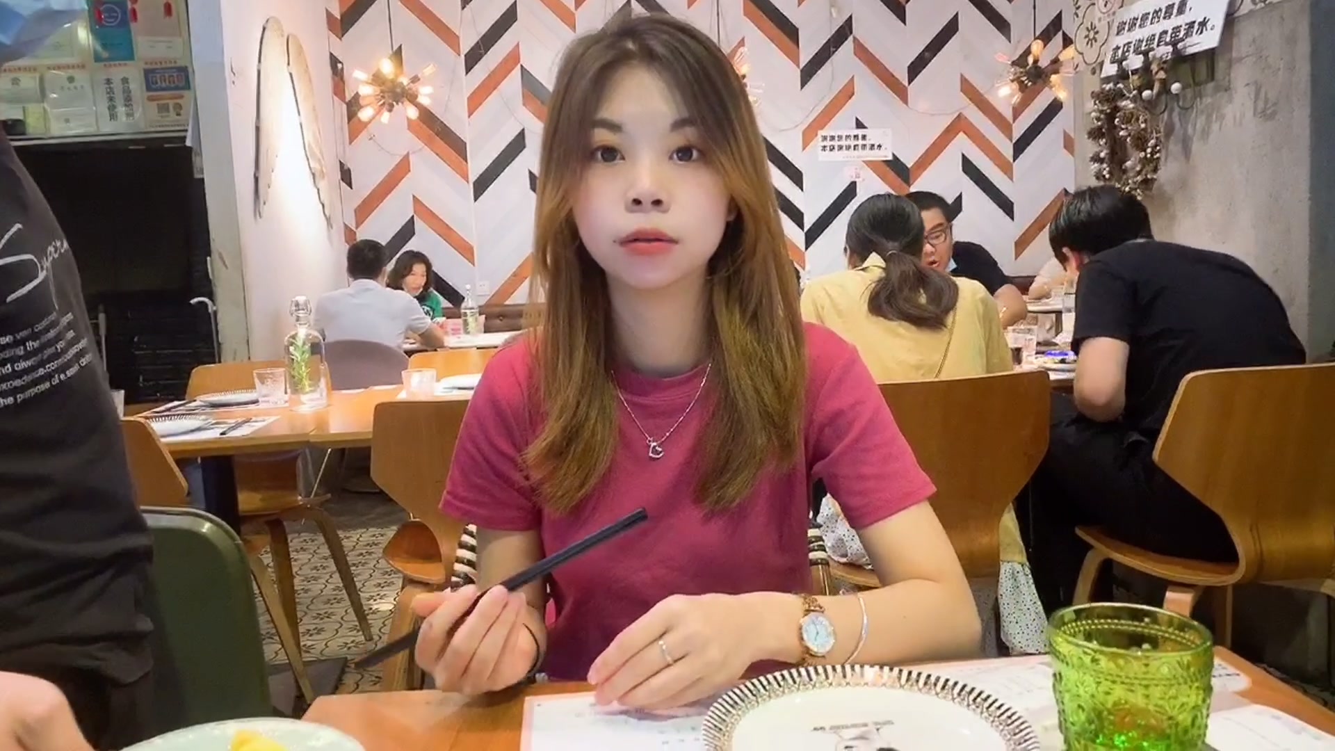 家人安排打工妹相亲大叔,两人吃饭时发生令人尴尬的事,用钱解决