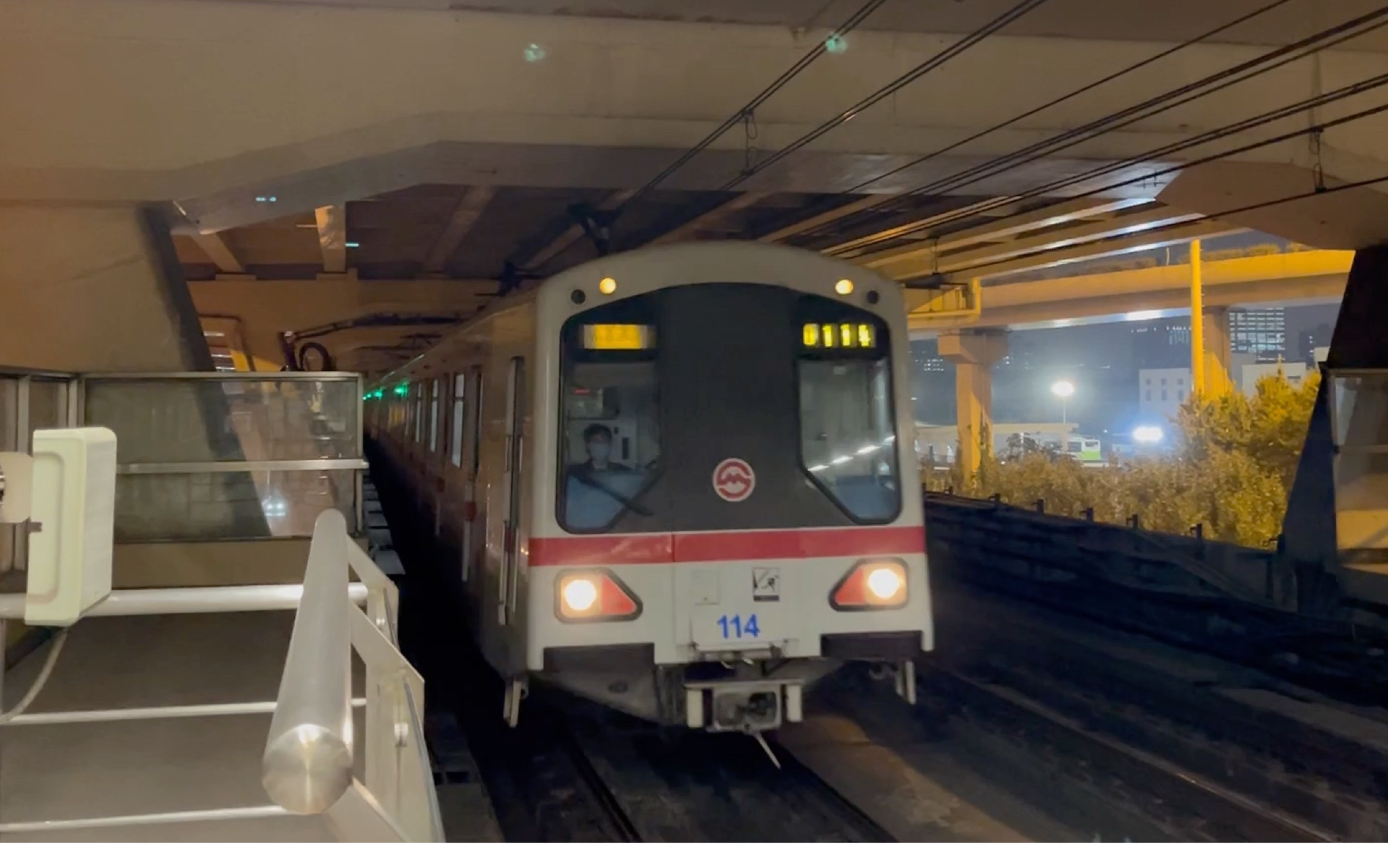 上海地铁1号线之遇见三辆老老八(11.10摄)