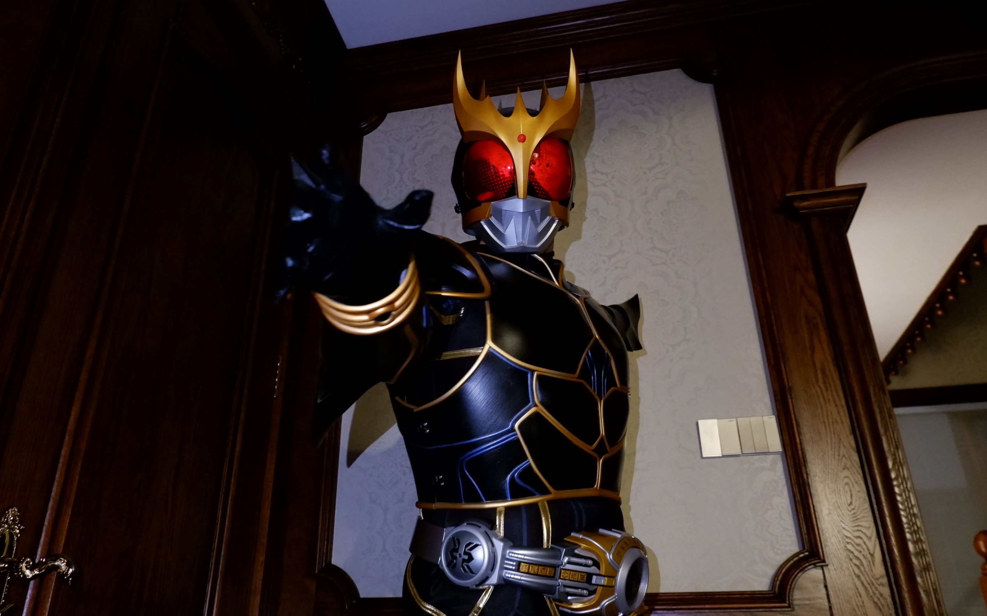 假面骑士假面骑士kuuga究极形态真人皮套演示