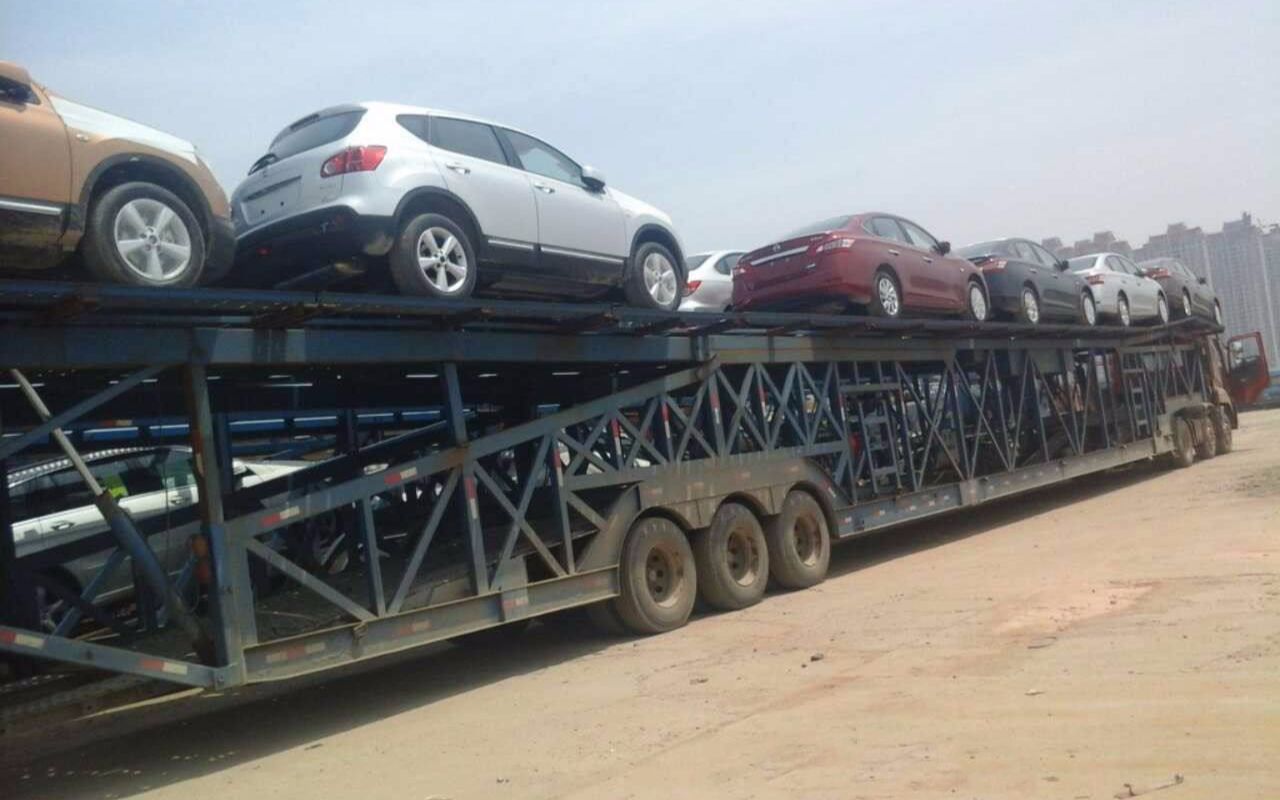 路上运输轿车的大卡车其实暗藏机关