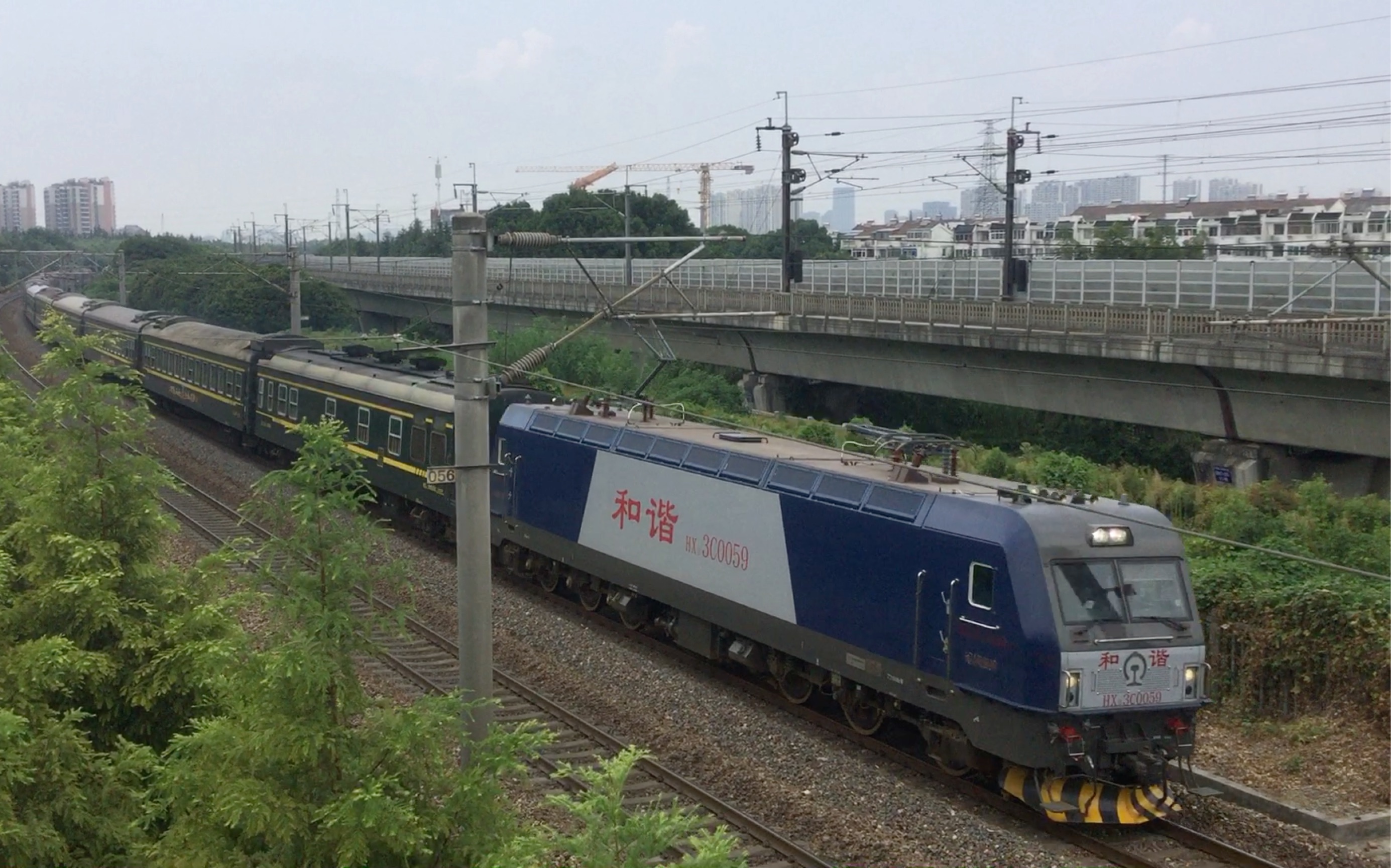 【中国铁路】hxd3c0059牵引k2665与crh2c相继通过观景新村天桥机位