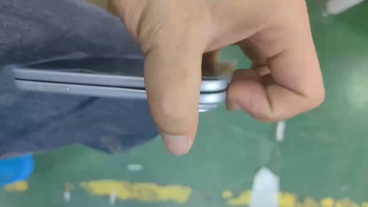 网传苹果折叠屏真机 工厂实拍流出，目前最清晰的一段，苹果第一台折叠屏 iPhone