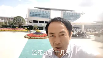 Video herunterladen: 穷游没有资金了，中年大叔离开云南了，准备打工一段时间，继续旅行，场面令人心碎