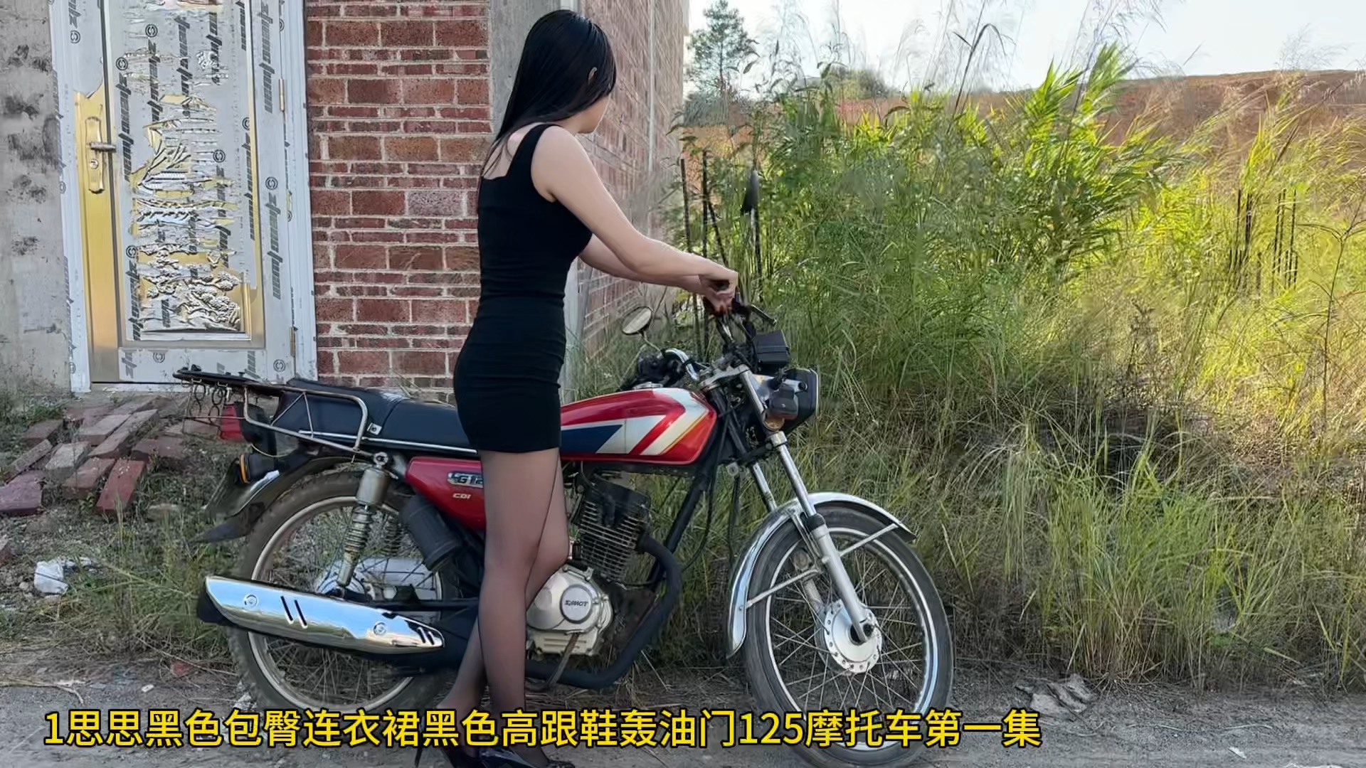 美女踏板摩托车轰油门图片