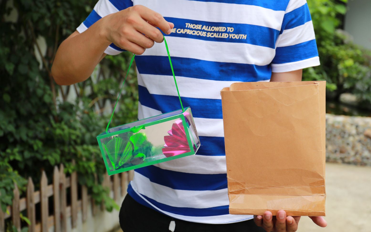 魔术揭秘:教你如何用一个空纸袋瞬间变出花箱,简直太不可思议了