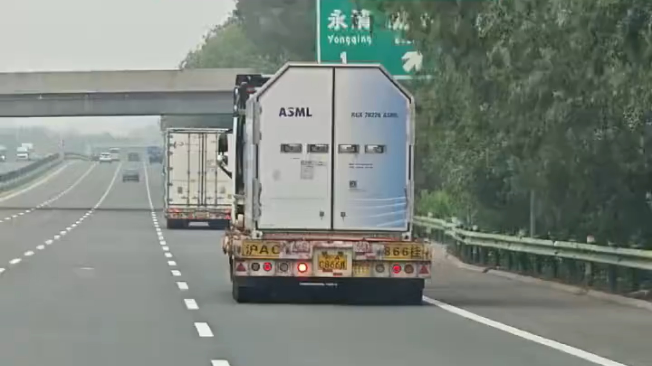 端午节阿斯麦尔光刻机核心部件集装箱进京