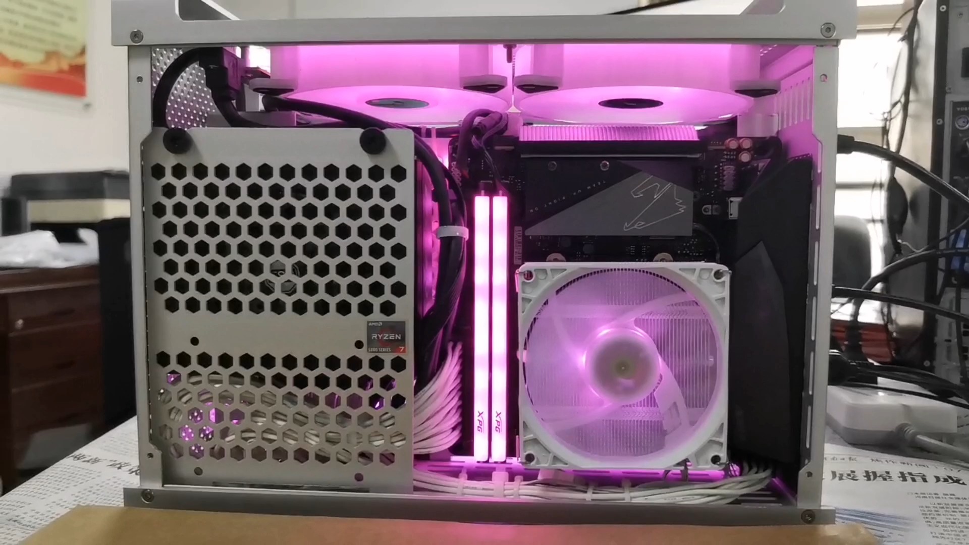 a4主机一台 上大学的侄子快乐盒 (鞋盒大小)