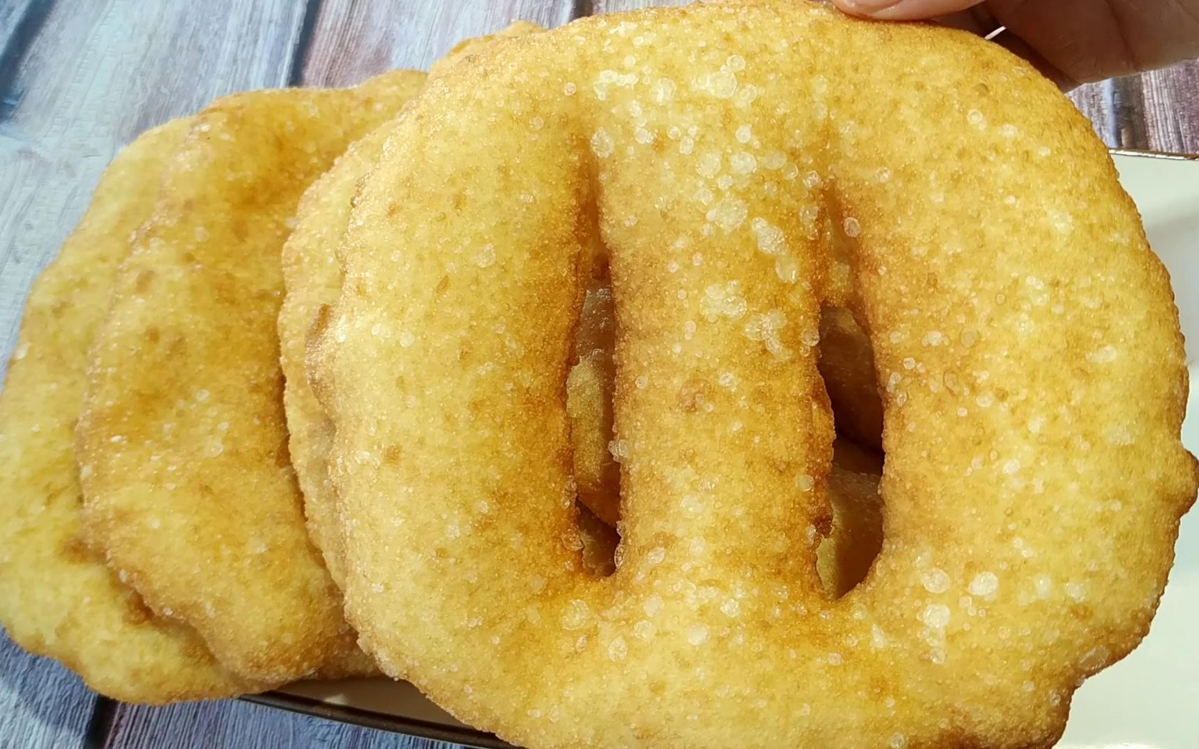 油炸饼这样做无技巧无难度,蓬松酥软,出锅比油条好吃比肉还香