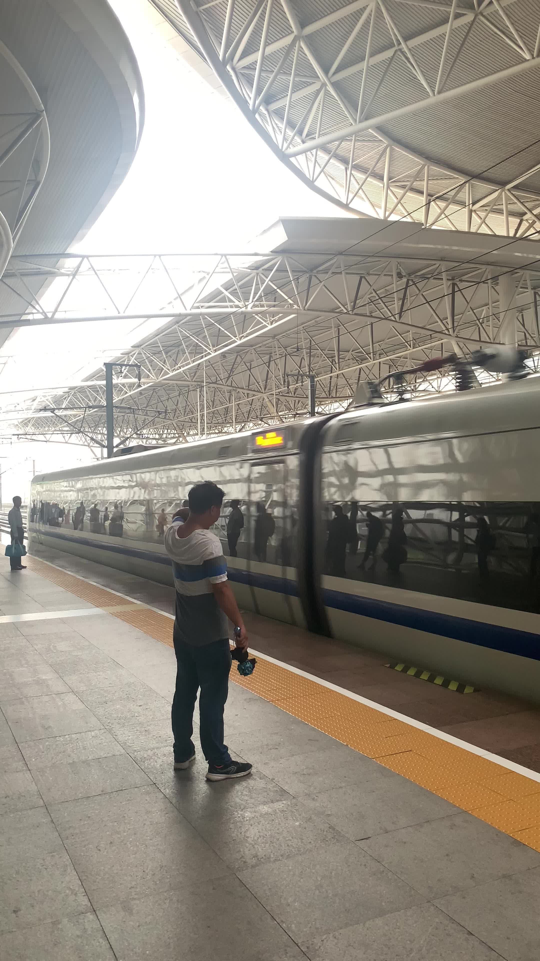 1e头型的crh1b-1077担当d3056进昆山南站