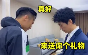 Tải video: 李健送谢霆锋专属钻石项链，哈林：他好爱你！李健送礼名场面