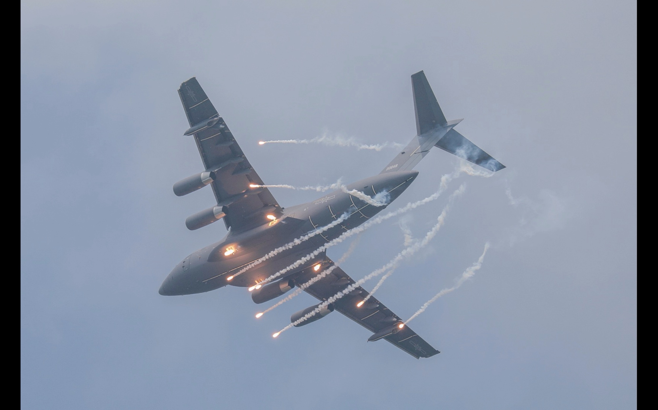 长春航展中歼20 与 贴脸滑行与运油二零放干扰弹原视频