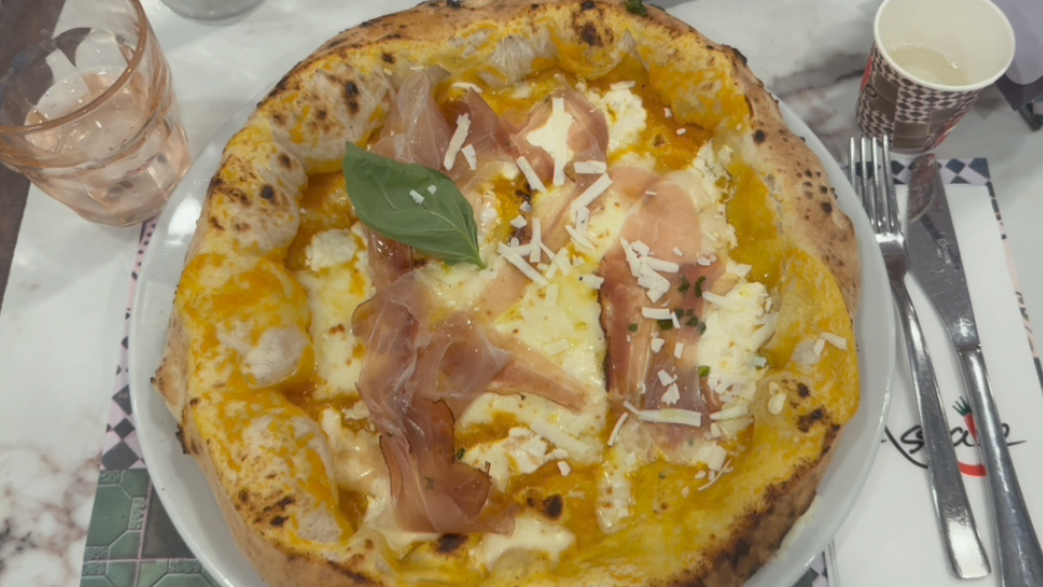 香甜的意大利南瓜熏肉披萨