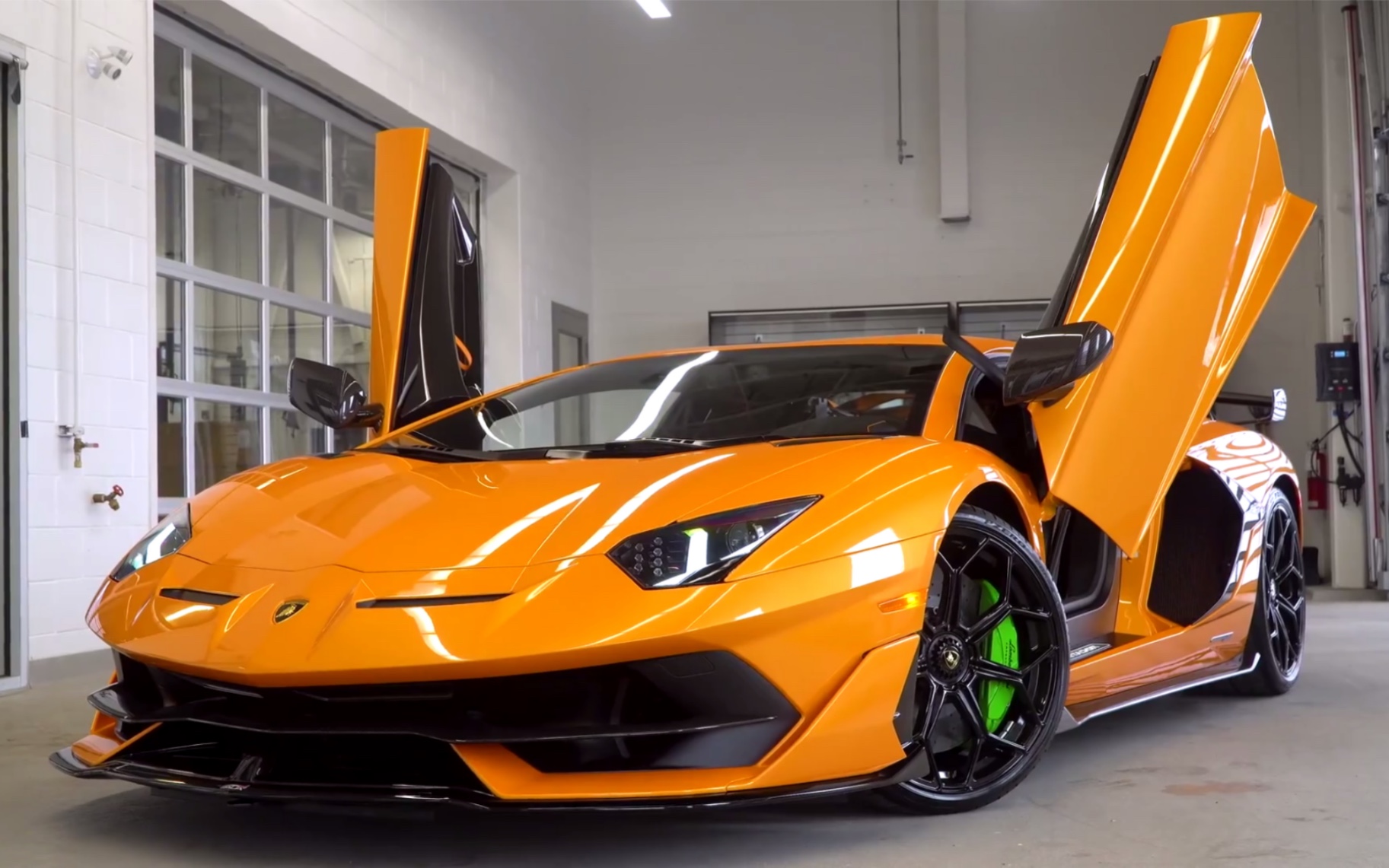 兰博基尼美女销售专员给你介绍2019款aventador svj 橙黄色版本.