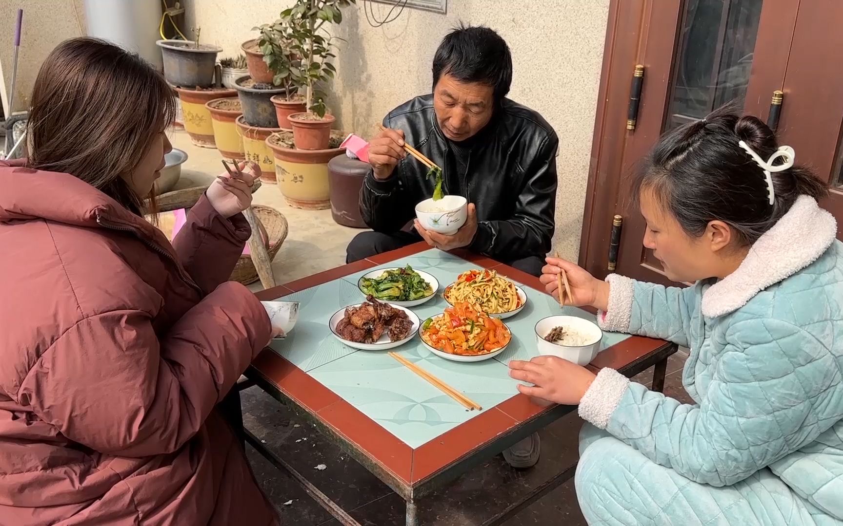 农村媳妇掌厨做午饭,简单的三个家常小炒,配上一盘子烤鸭,真香哔哩哔哩bilibili