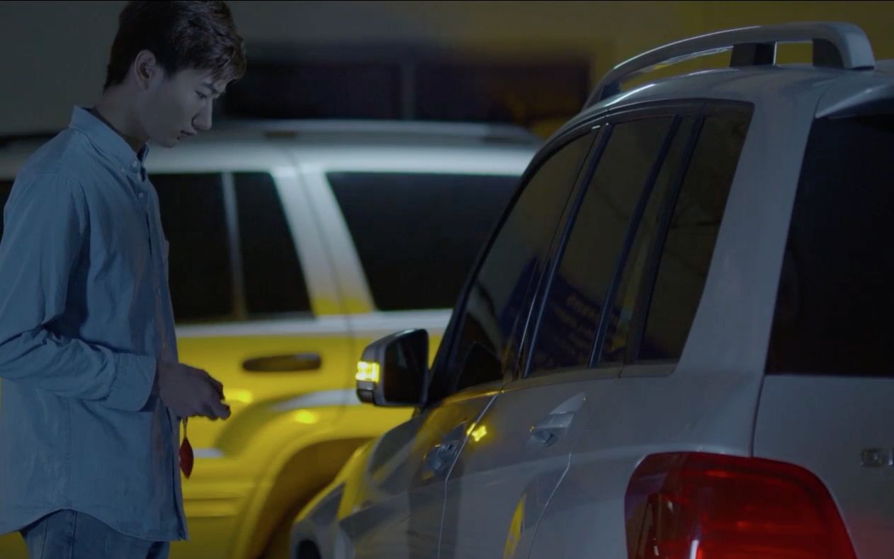 《地下车库》车库看到车震,哇,好精彩!