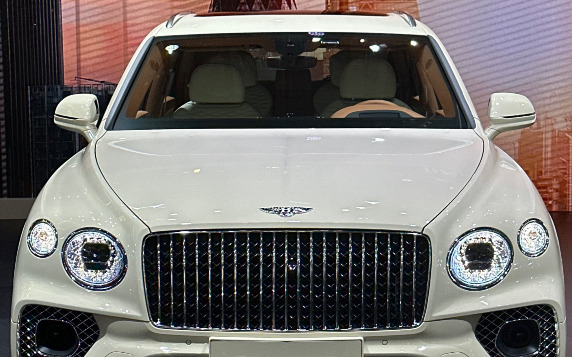 宾利添越～木兰花白色,美到让人窒息,尽显优雅