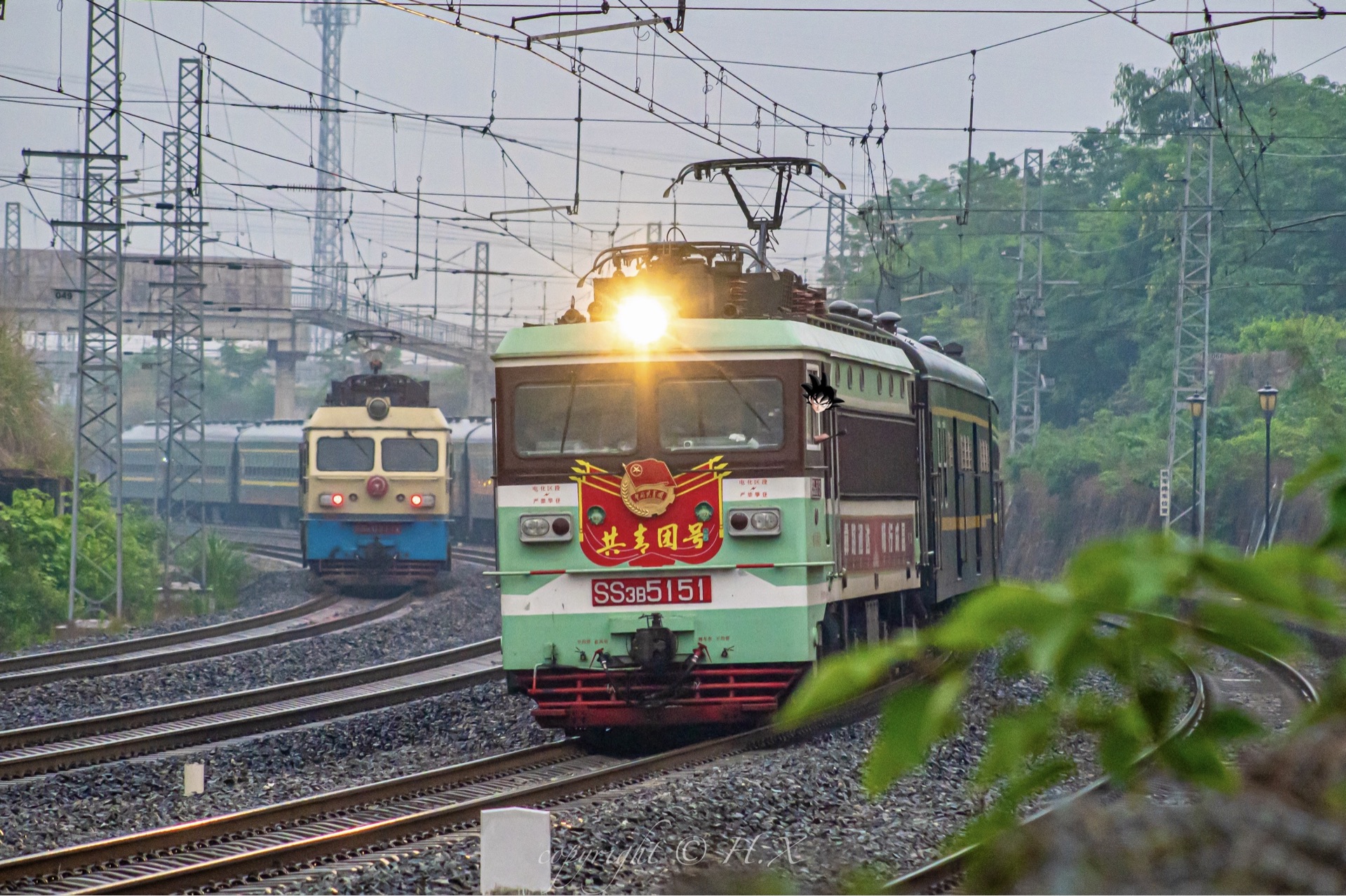 成局西段SS3B 5151“共青团号”机车牵引05620次通过花龙门站2道哔哩哔哩bilibili