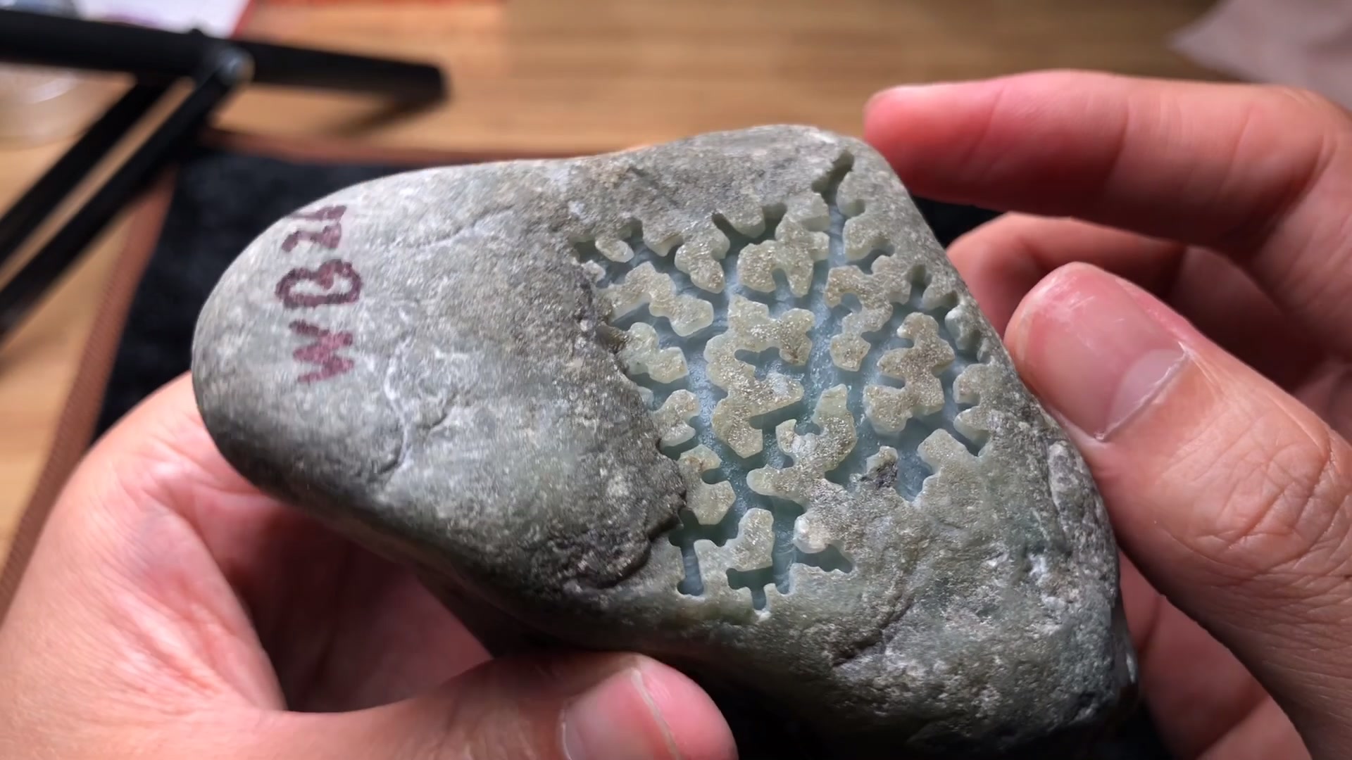 翡翠原石开流氓窗好与坏处我们一起来看看