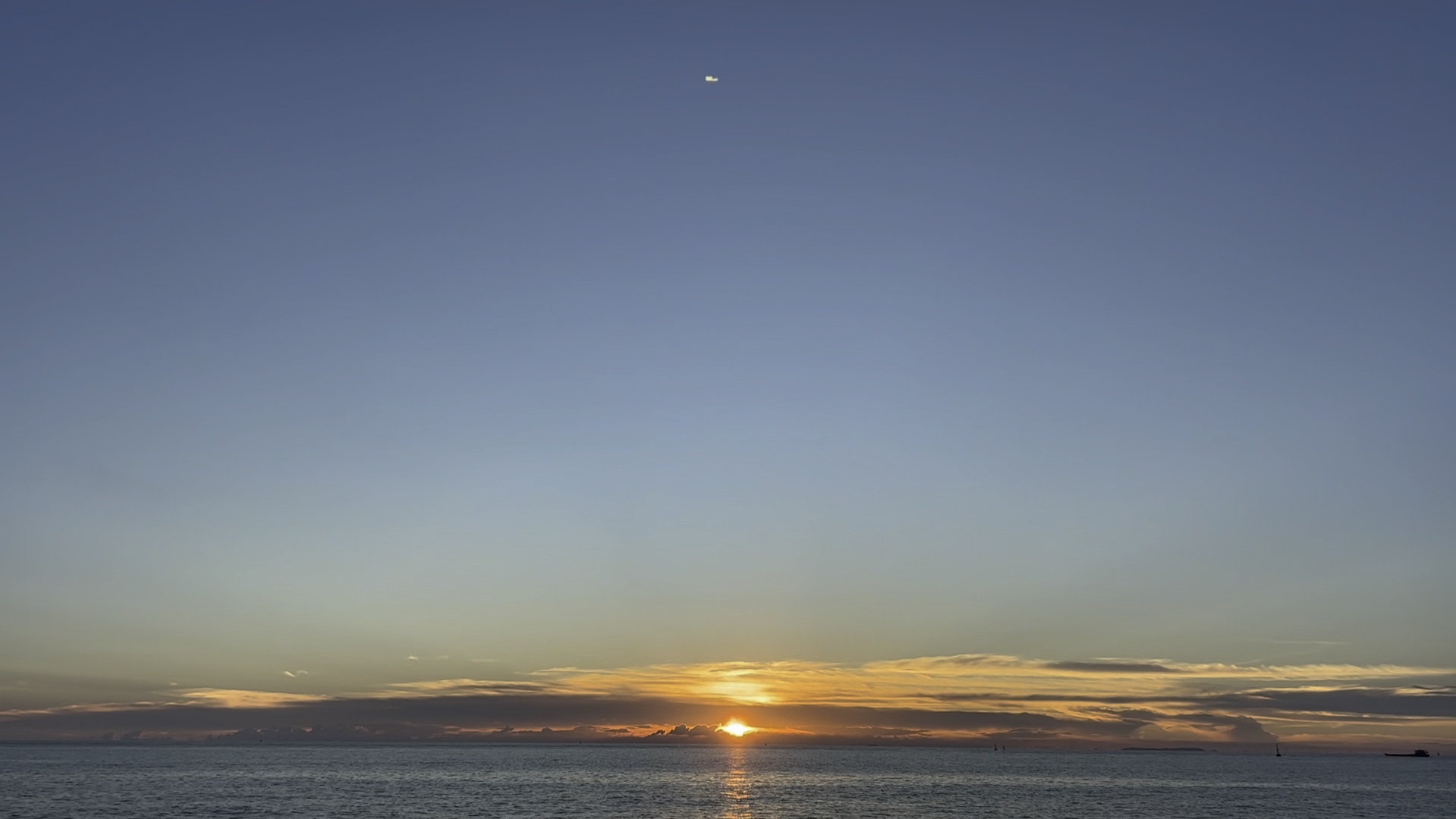 北海紫霞湾,一抹晚霞染红了天际,海面上泛起了金色的涟漪.