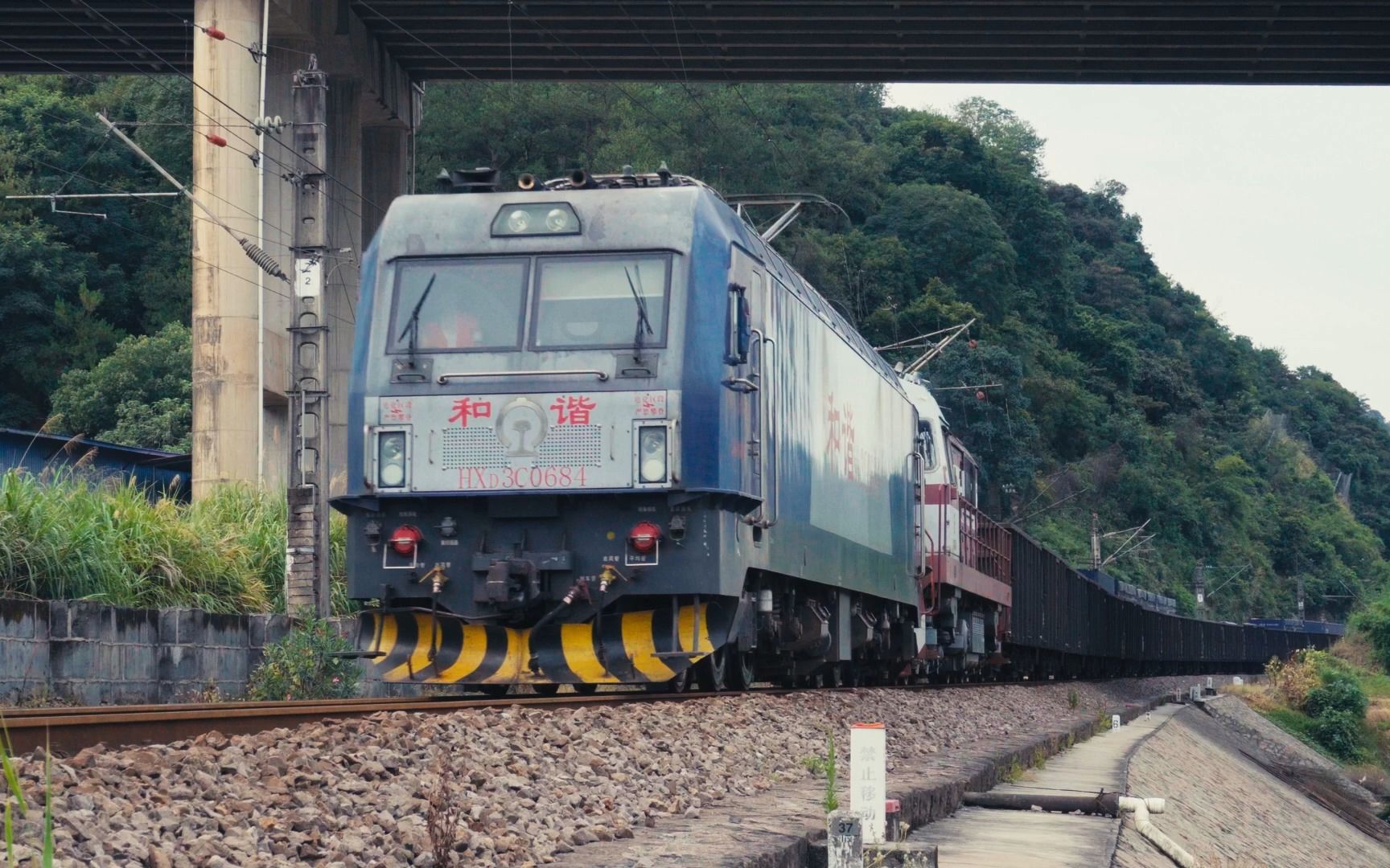 和谐电3c无火回送东风7g快速通过轮轨接缝处