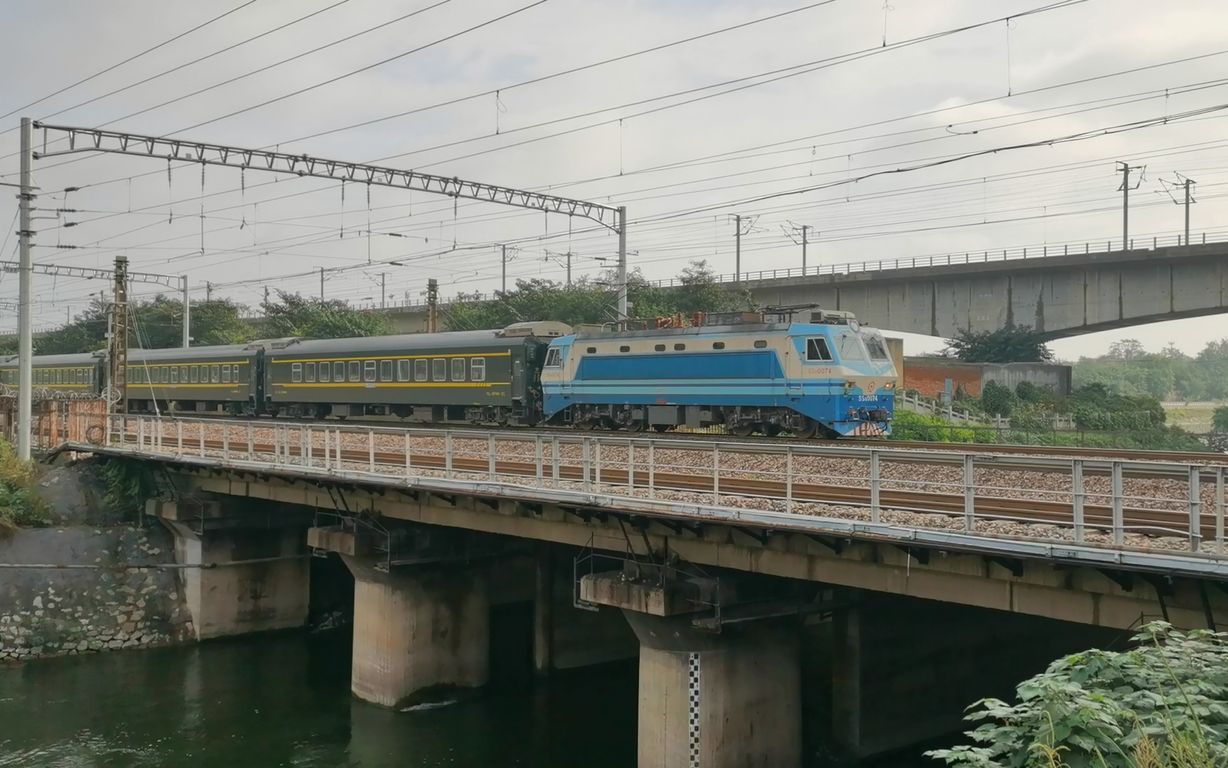 京局邯段ss8电力机车0074号机牵引秦皇岛——邯郸k7725次列车下行通过