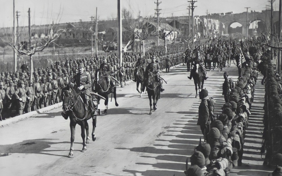 1937年12月17日,侵华日军在南京举行入城式,前头是华中派遣军司令官松井石根,其后是朝香宫鸠彦、柳川平助、长谷川清哔哩哔哩bilibili