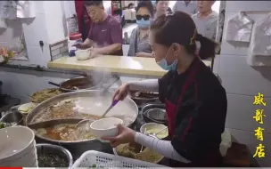 Скачать видео: 靠一锅肥肠起家小吃店，美女老板娘干掉整条街对手，日收入9000多